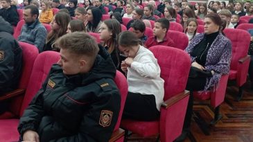 В Барановичах подростка арестовали прямо в гимназии. На «выездное заседание» согнали школьников