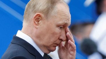 «Колеса правосудия вращаются». Как отреагировали на ордер на арест Путина в России, Украине и Европе