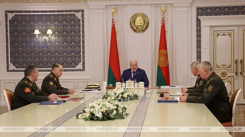 Лукашенко с военным руководством