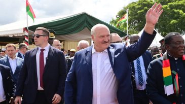 Марголин — о визите Лукашенко в Зимбабве: «Ему приходится лететь туда, где принимают»