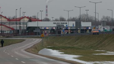 «Шесть часов мы просто стояли на дороге». Беларусы рассказали, как проходили границу через пункт пропуска «Брест»