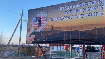 «Война билбордами», военизированный Азаренок, переход Европы с помидор на репу: шутки и мемы недели