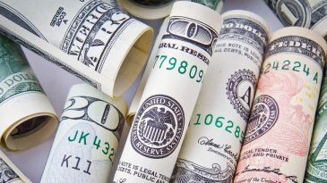«К концу года, мне кажется, курс доллара достигнет отметки в пять рублей»: О чем думают беларусы в обменниках