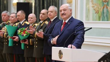«Играет тонко». Источники в администрации Лукашенко рассказали, кто в его окружении был за вступление Беларуси в войну