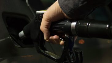 Почему в марте дешевеет бензин? Марголин: «Если бы у нас было рыночное ценообразование, то ответ был бы простой»