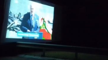 Начало «войны проекторами»? Украинцы установили на границе экран и показывают беларусам БЧБ-флаг и кадры из Бучи