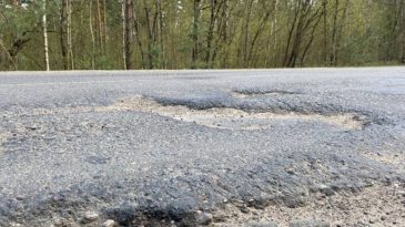 У политзаключенного брестчанина умер отец, жалобы на дороги Барановичей: Что произошло в Бресте и области 27 апреля
