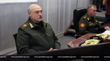 Что вынудило нездорового Лукашенко показаться на публике? Эксперты: «Боится даже на краткое время упускать контроль»