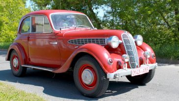 «Чиновники за копейки продавали свои иномарки»: Брестчанин показал первый настоящий BMW 320 примерно 1933 года выпуска