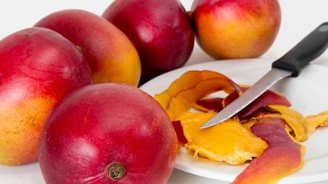 Шок-контент: в «Е-доставке» кило манго стоит 44 рубля. Сравнили цены на экзотику и не только в Польше и Беларуси
