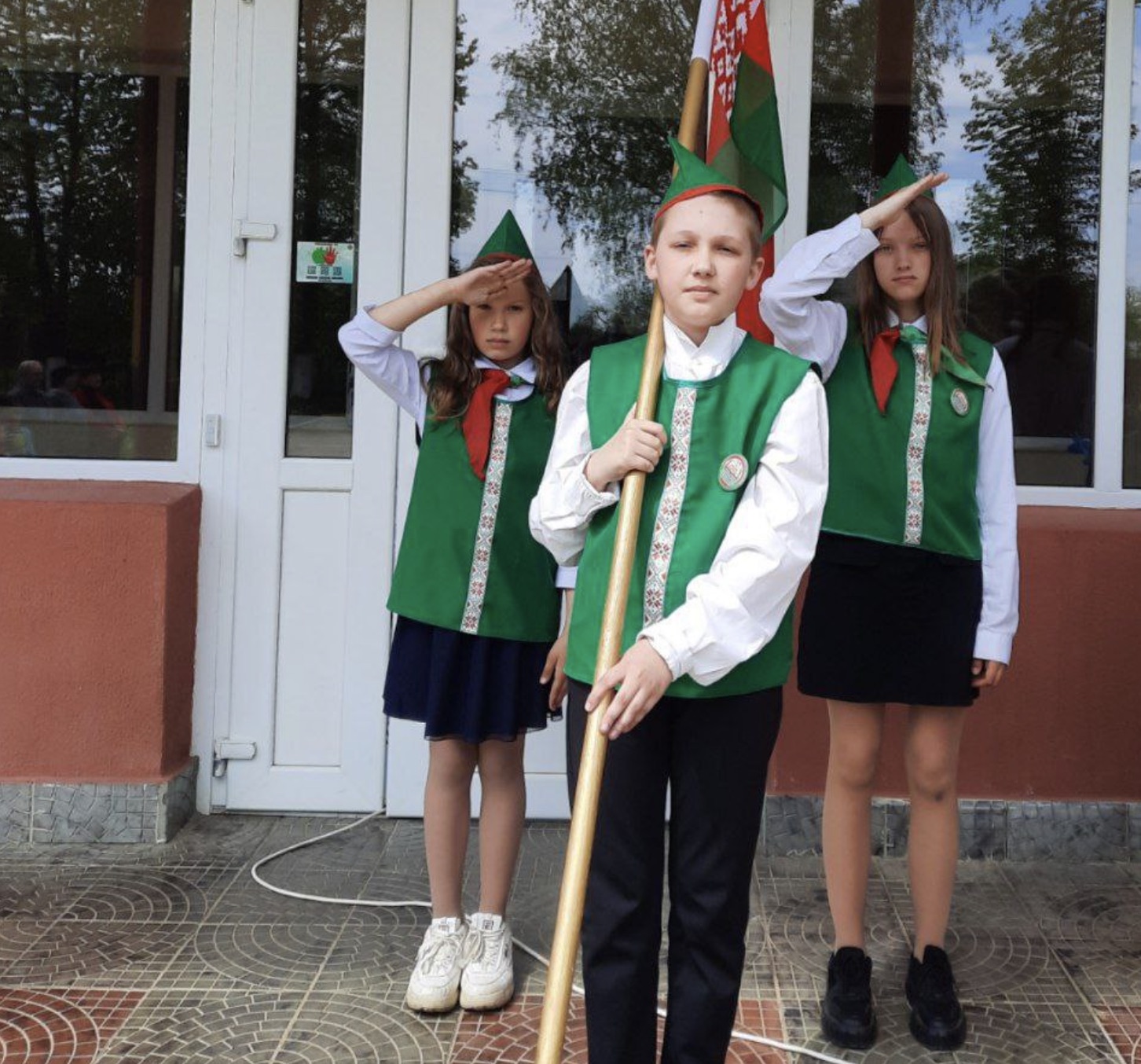 Мероприятие ко Дню Государственных флага, герба и гимна в Подлесской школе. Фото: сайт газеты «Ляхавіцкі веснік».