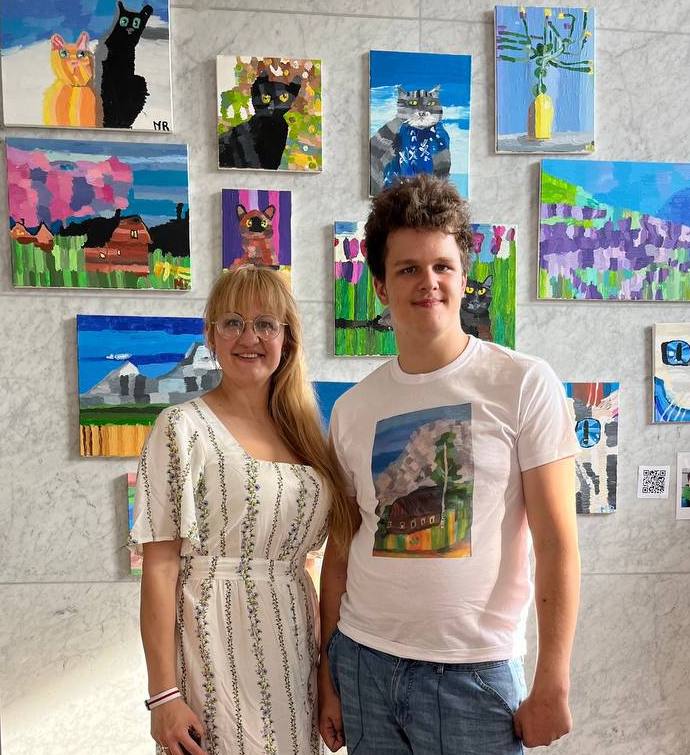 Матвей со своей мамой Ольгой на открытии персональной выставки в Варшаве. 22 июня 2023.