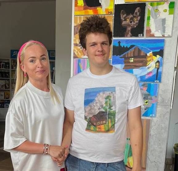 Куратором экспозиции,автор инклюзивного проекта @ya_priedu, Эльвира Королева с Матвеем на его персональной выставке в Варшаве. 22 июня 2023.