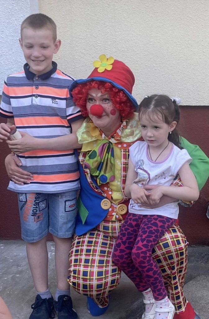 Дети с клоуном на фестивале дворовых игр «Должны смеяться дети» в Барановичах. Фото: nashkraj.by