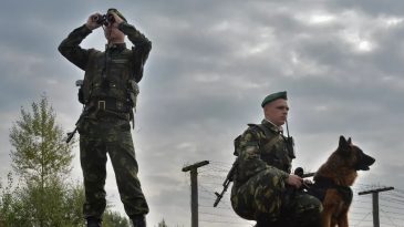 «Она для них священна». Украинские пограничники рассказали, как подшучивали над беларускими с помощью дрона и картошки