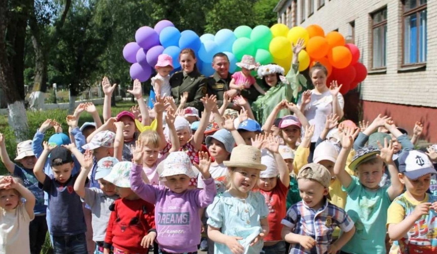 Люди в погонах на празднике в честь Дня Защиты детей в Барановичах. Фото: nashkraj.by