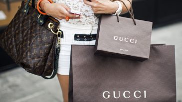 Сумка Louis Vuitton, кросcовки Valentino, часы Gucci: посмотрели, какие вещи известных дизайнеров продают брестчане