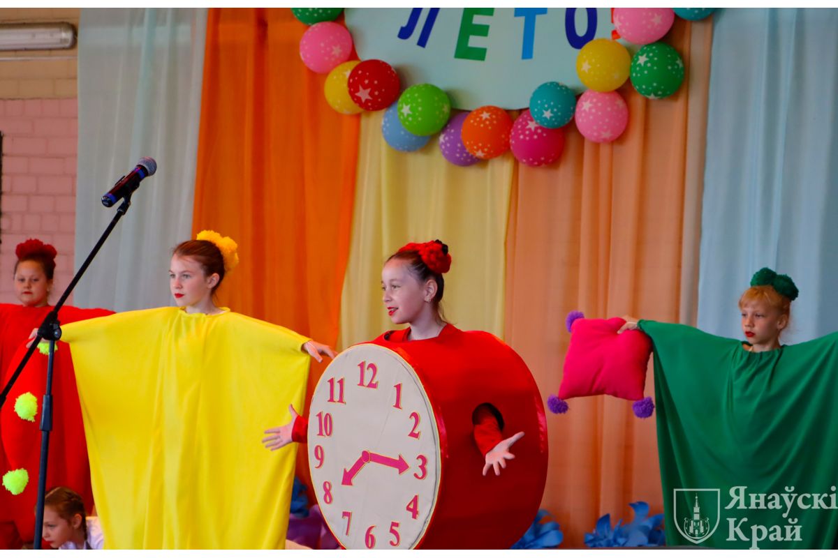 Развлекательно-игровая программа «Пусть детство звонкое смеется» в Иваново. Фото: janow.by
