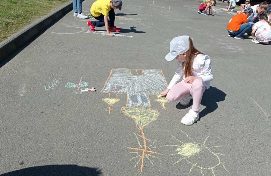 Дети рисуют свой мир после молитвы «Отче наш» в Каменце на празднике в честь Дня Защиты детей. Фото: kamenec.by