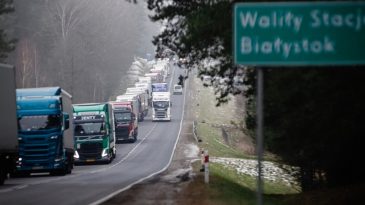 Польша перестала пропускать беларуские грузовики через Козловичи. Как это ударит по Беларуси и что говорят перевозчики?