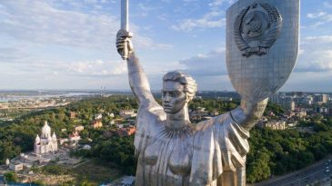 «Ломать вы не имеете права»: жабинковская «Сельская праўда» возмутилась сносом памятника «Родина-мать» во Львове