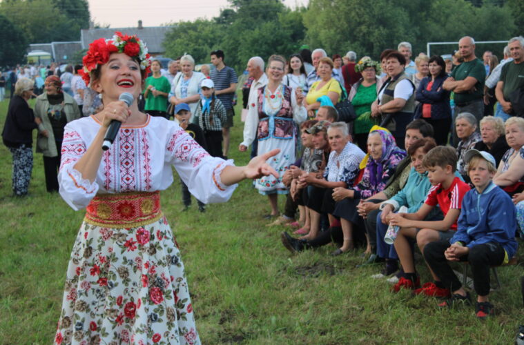 Участница творческого коллектива выступает перед жителями агрогородка Бытень Ивацевичского района 6 июля 2023 года. Фото:ivatsevichy.by.