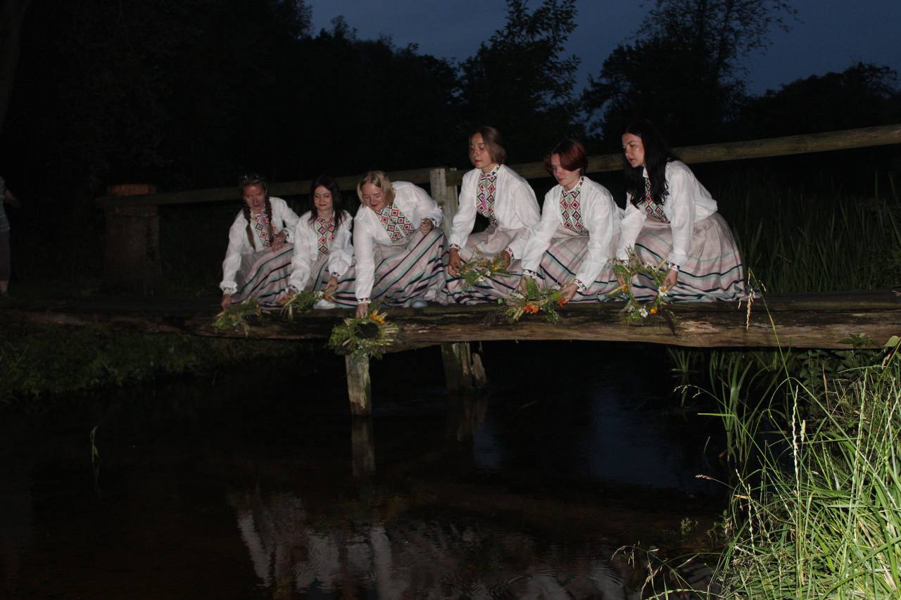 Незамужние девушки спускают венки на воду на Купалье в агрогородке Бытень Ивацевичского района 6 июля 2023 года. Фото: ivatsevichy.by.