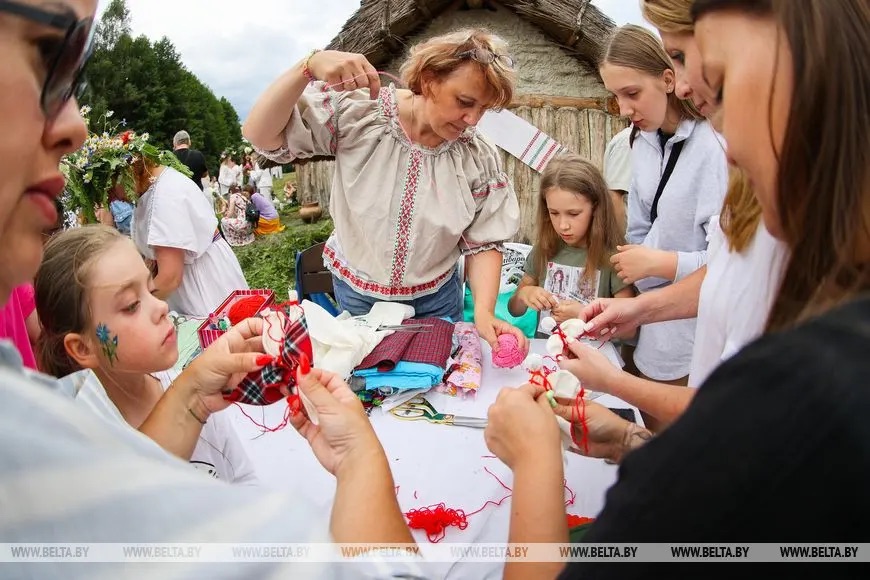 Мастер-класс по изготовлению кукол-мотанок на Купалье в Беловежской пуще. Фото: БЕЛТА