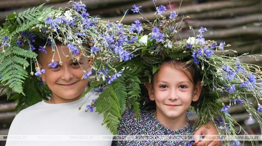 Дети в самодельных венках на Купалье в Беловежской пуще 6 июля 2023 года. Фото: БЕЛТА