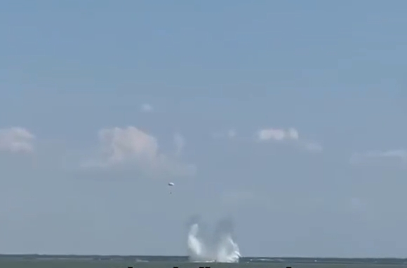Момент падения штурмовика Су-25 в море под российским Ейском, 17 июля 2023 года. Скриншот видео t.me/baraholka_yeysk