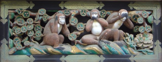 «Три обезьяны» в святилище Тосёгу в городе Никко, Япония (Всемирное культурное наследие ЮНЕСКО). Фото: Википедия.
