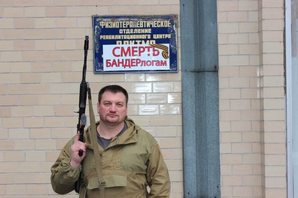 Шансонье Виктор Калина фотографируется с автоматом в ДНР. январь, 2015 год. Фото: kalina-shanson.com.