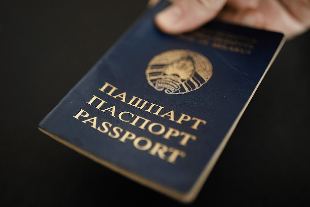Беларуский паспорт. Фото: zerkalo.io.