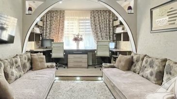 В Бресте продается квартира с аркой посреди комнаты за $ 48 500. Посмотрели на другие творческие решения