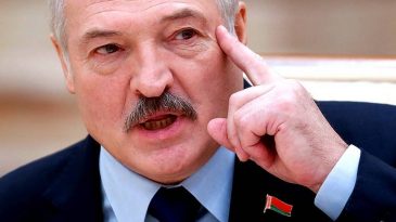Киев сегодня ведет войну на два фронта, а Лукашенко продолжает прикрываться дырявой тогой миротворца
