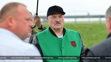 Лукашенко поковырял землю, детские ЛГБТ-колготки, климатическая атака США: шутки и мемы недели
