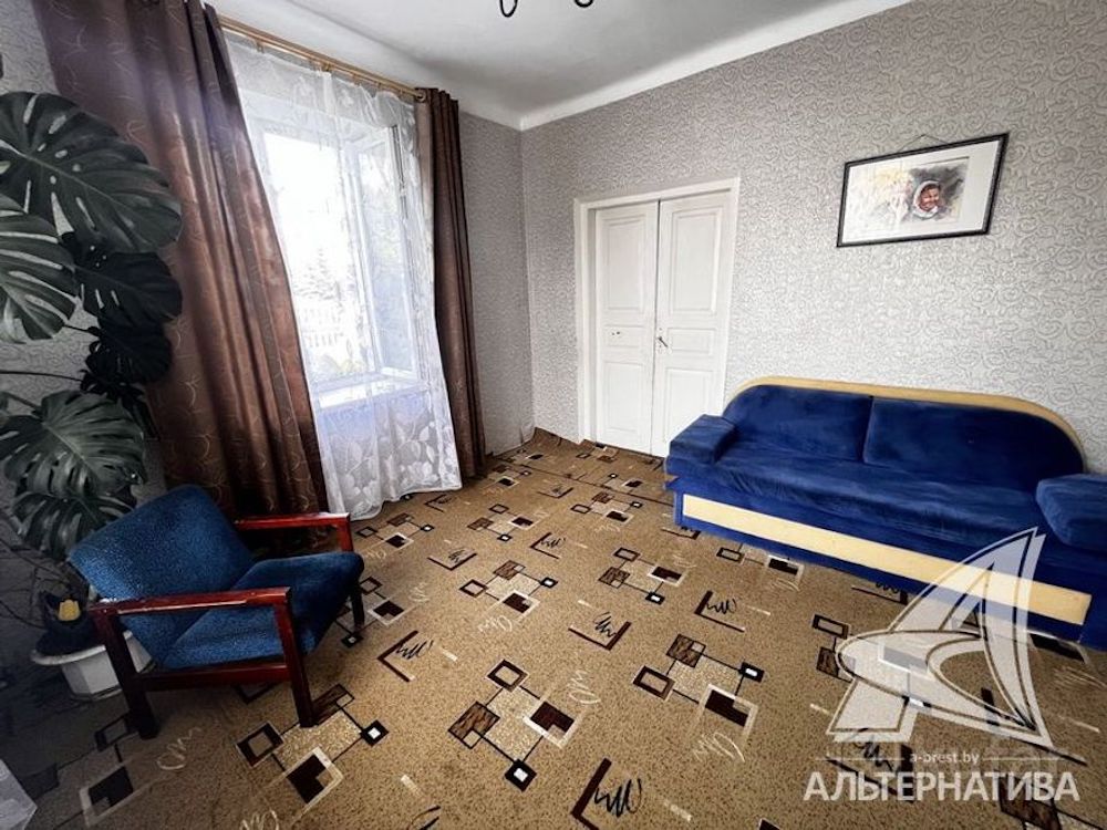 Старая мебель и ковры с неактуальным рисунком в одной из комнат.