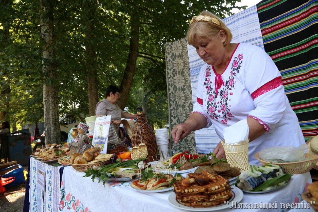 Беларуская национальная кухня на фестивале.