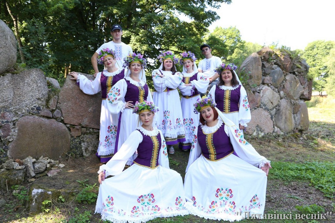 Участники фестиваля в национальных беларуских костюмах.