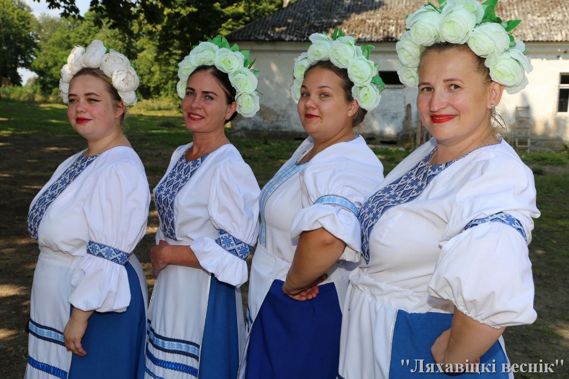 Участницы фестиваля в национальных беларуских костюмах.