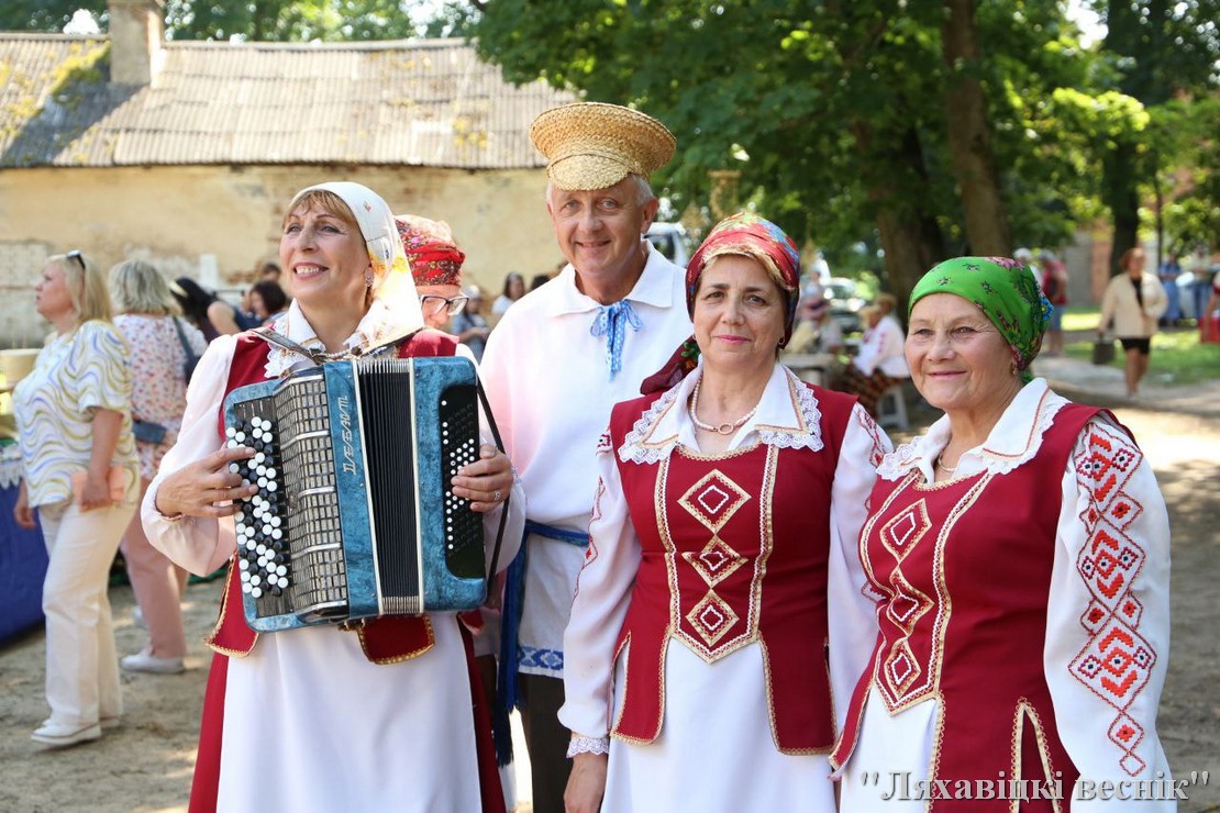 Участники фестиваля в национальных беларуских костюмах.