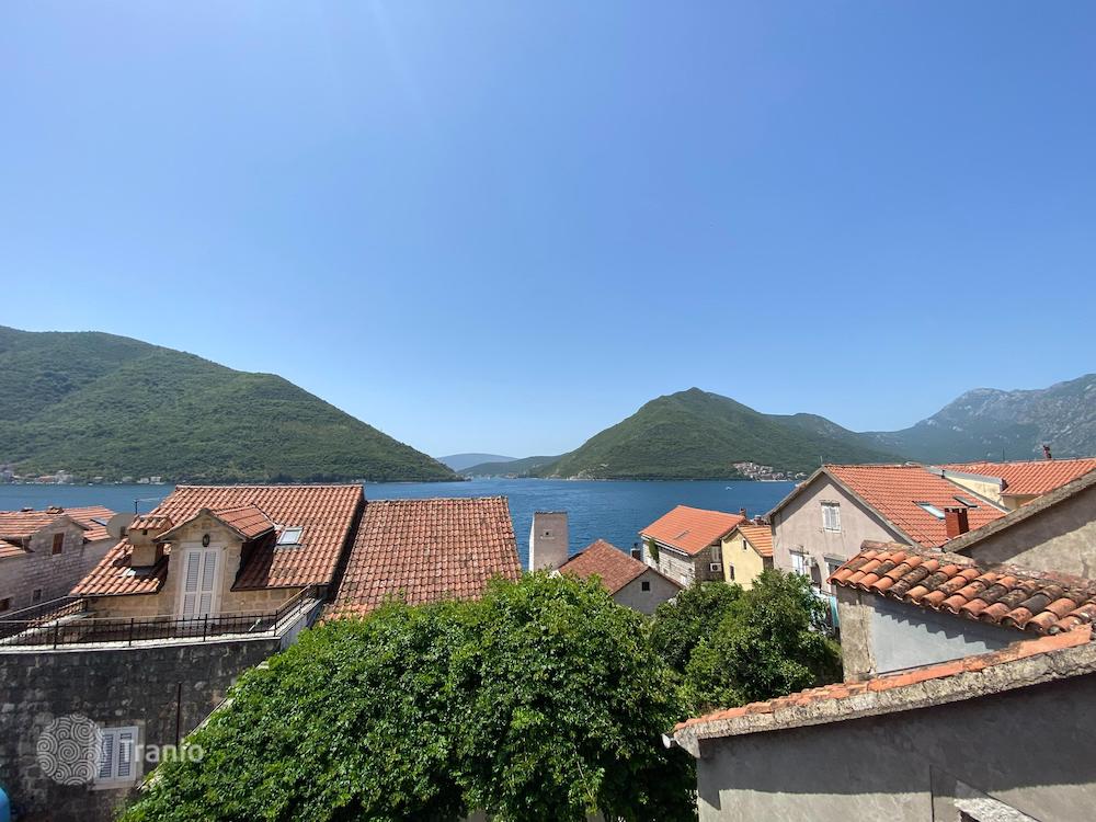 Вид из каменного дом в Черногории за $538 000.