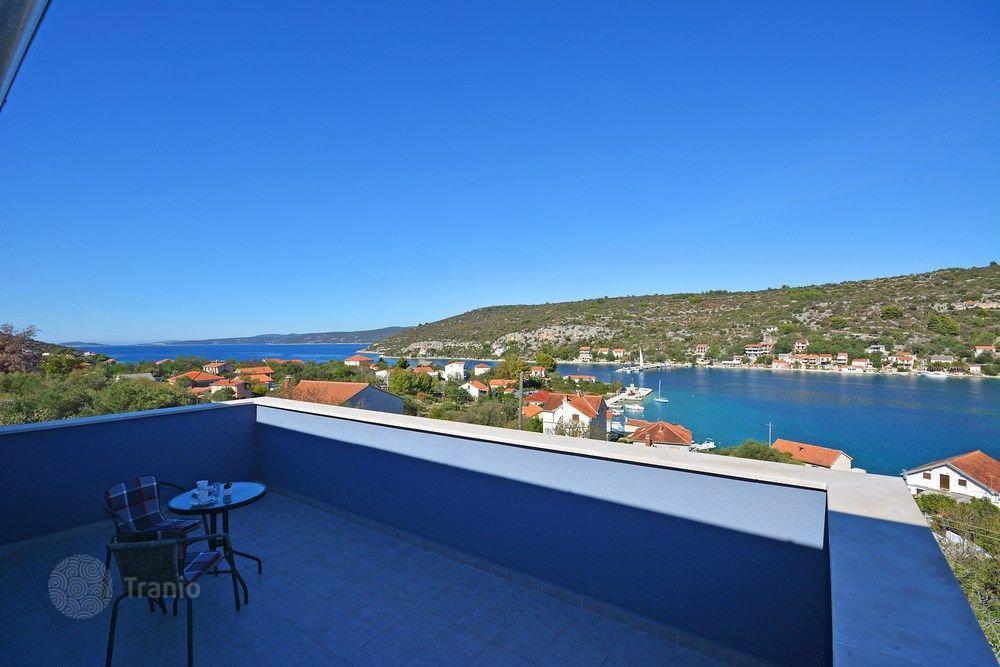 Вид с виллы с бассейном в 80 метрах от моря в Хорватии за $542 000.