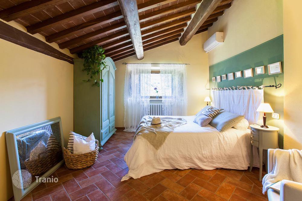 Спальня в вилле с бассейном и панорамным видом в Италии за $538 000.