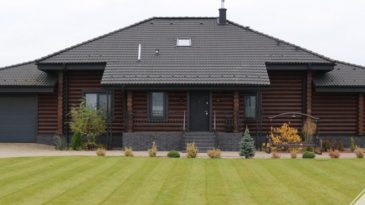 «Благородный экстерьер в стиле «шале»»: в 20 км от Бреста продается деревянный дом с бассейном за $345 000
