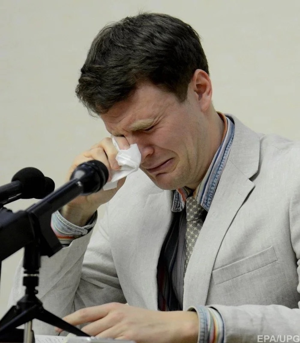 Американский 22-летний студент Отто Вомбьер плачет во время признания в преступлении. Фото: nv.ua.