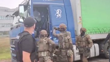 Задержание дальнобойщика под прицелом оружия, хитрости предприятия: Что произошло в Бресте и области 21 сентября
