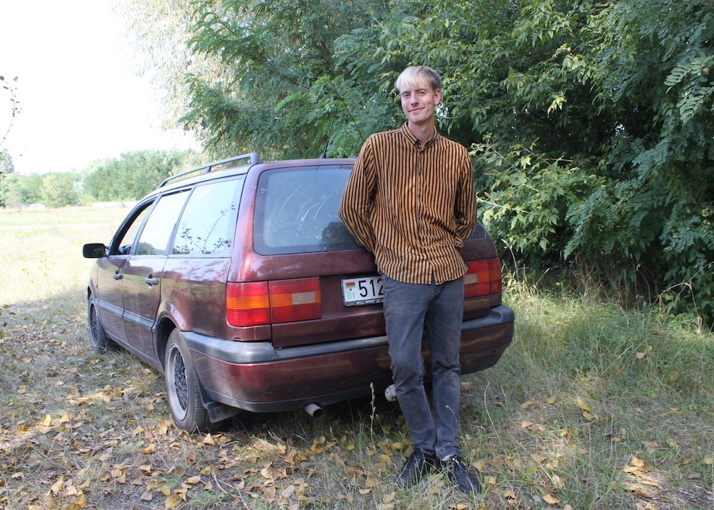 Кирилл Вавренюк со своим Volkswagen Passat (B4). Фото: av.by.