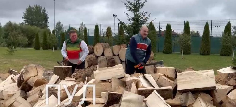 Александр Лукашенко вместе с беларуским бизнесменом Сергеем Тетериным колет дрова. Фото: /t.me/pul_1/6705