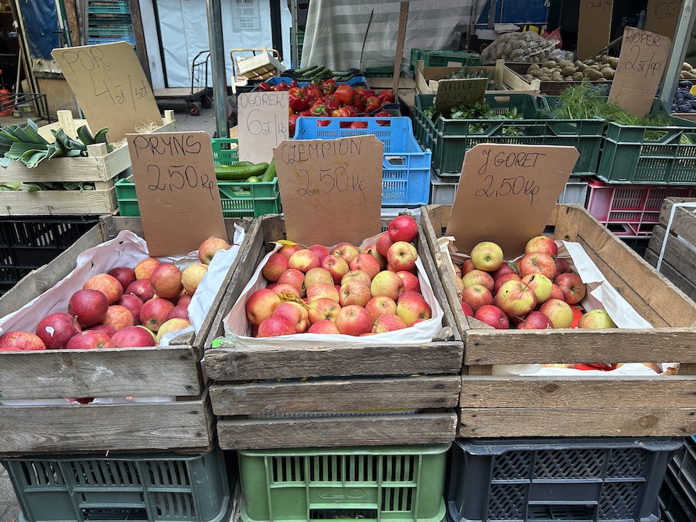 Цены на яблоки на варшавском рынке Hala Mirowska. Фото: BGmedia.
